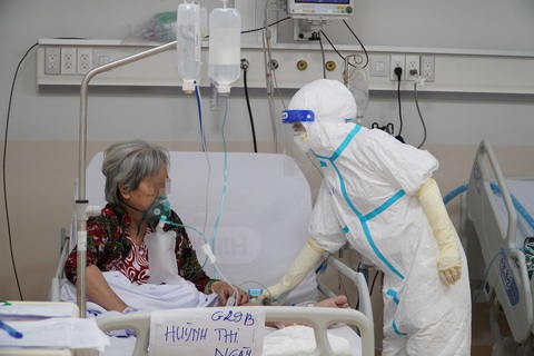 Chuyển chiến lược chống COVID-19: Cứu F0 nặng & tiêm vắc xin nhanh - Ảnh 2. Chuyển chiến lược chống COVID-19: Cứu F0 nặng & tiêm vắc xin nhanh - Ảnh 2.