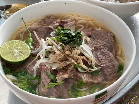 Cô giáo ở nhà nấu bún riêu thịt heo, làm bánh cuốn làm từ bánh tráng khô - Ảnh 7. Cô giáo ở nhà nấu bún riêu thịt heo, làm bánh cuốn làm từ bánh tráng khô - Ảnh 7.