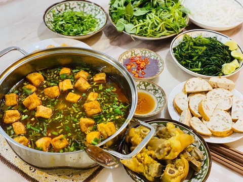 Cô giáo ở nhà nấu bún riêu thịt heo, làm bánh cuốn làm từ bánh tráng khô - Ảnh 2. Cô giáo ở nhà nấu bún riêu thịt heo, làm bánh cuốn làm từ bánh tráng khô - Ảnh 2.