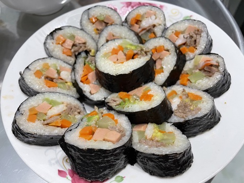 Cô giáo ở nhà nấu bún riêu thịt heo, làm bánh cuốn làm từ bánh tráng khô - Ảnh 5. Cô giáo ở nhà nấu bún riêu thịt heo, làm bánh cuốn làm từ bánh tráng khô - Ảnh 5.