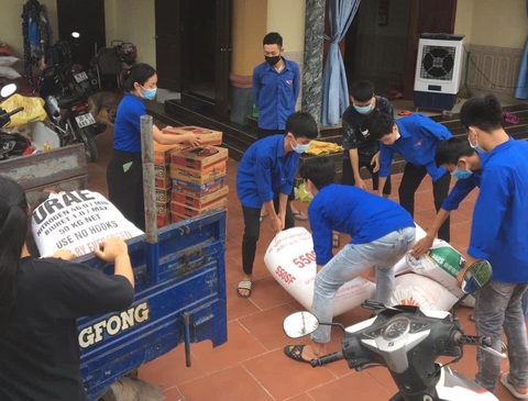 Gần 1.500 tấn nhu yếu phẩm của Thanh Hóa lên tàu biển vào hỗ trợ người dân TP.HCM - Ảnh 1. Gần 1.500 tấn nhu yếu phẩm của Thanh Hóa lên tàu biển vào hỗ trợ người dân TP.HCM - Ảnh 1.