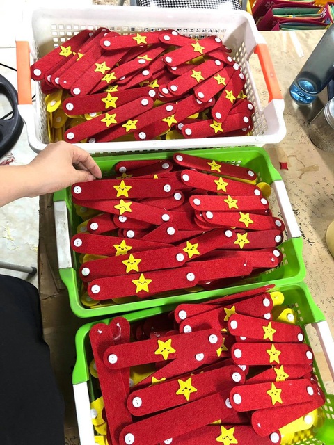 Hàng ngàn tai giả đeo khẩu trang từ Hà Nội gửi tặng TP.HCM chống dịch - Ảnh 1. Hàng ngàn tai giả đeo khẩu trang từ Hà Nội gửi tặng TP.HCM chống dịch - Ảnh 1.