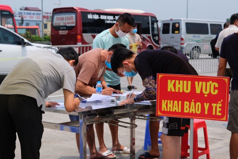 Quy định xét nghiệm, cách ly y tế vẫn khiến tài xế chở hàng bị động - Ảnh 1. Quy định xét nghiệm, cách ly y tế vẫn khiến tài xế chở hàng bị động - Ảnh 1.