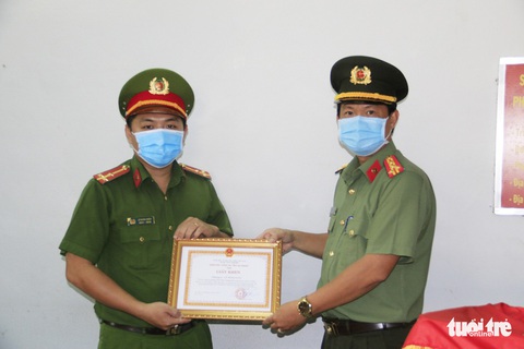 Khen thưởng những chiến sĩ công an kịp thời cứu người dân lúc nguy cấp - Ảnh 2. Khen thưởng những chiến sĩ công an kịp thời cứu người dân lúc nguy cấp - Ảnh 2.