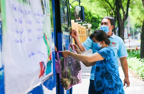 Cửa hàng rau trên... xe buýt cho người dân Sài Gòn - Ảnh 1. Cửa hàng rau trên... xe buýt cho người dân Sài Gòn - Ảnh 1.
