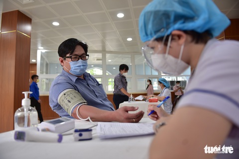 Nhiều người dân TP.HCM vui mừng được tiêm vắc xin COVID-19 - Ảnh 3. Nhiều người dân TP.HCM vui mừng được tiêm vắc xin COVID-19 - Ảnh 3.