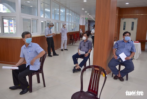Nhiều người dân TP.HCM vui mừng được tiêm vắc xin COVID-19 - Ảnh 5. Nhiều người dân TP.HCM vui mừng được tiêm vắc xin COVID-19 - Ảnh 5.