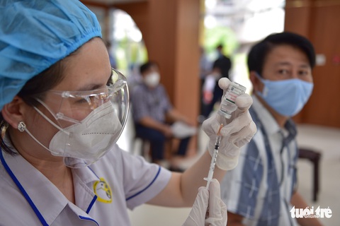 Nhiều người dân TP.HCM vui mừng được tiêm vắc xin COVID-19 - Ảnh 1. Nhiều người dân TP.HCM vui mừng được tiêm vắc xin COVID-19 - Ảnh 1.