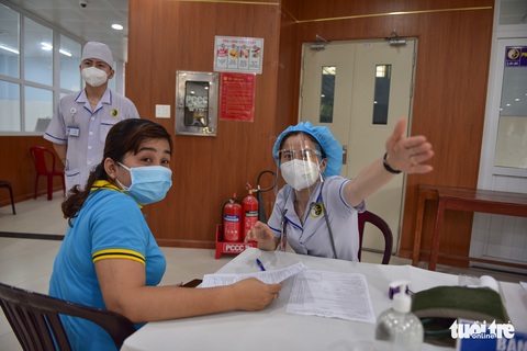 Nhiều người dân TP.HCM vui mừng được tiêm vắc xin COVID-19 - Ảnh 4. Nhiều người dân TP.HCM vui mừng được tiêm vắc xin COVID-19 - Ảnh 4.