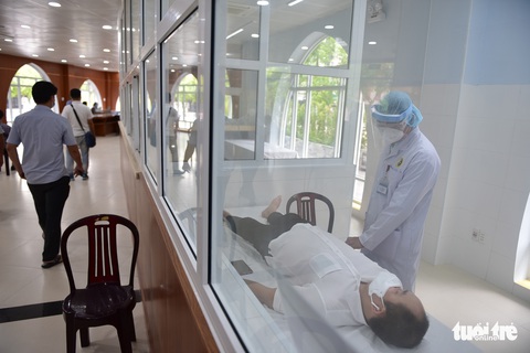 Nhiều người dân TP.HCM vui mừng được tiêm vắc xin COVID-19 - Ảnh 10. Nhiều người dân TP.HCM vui mừng được tiêm vắc xin COVID-19 - Ảnh 10.