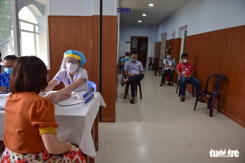 Nhiều người dân TP.HCM vui mừng được tiêm vắc xin COVID-19 - Ảnh 9. Nhiều người dân TP.HCM vui mừng được tiêm vắc xin COVID-19 - Ảnh 9.