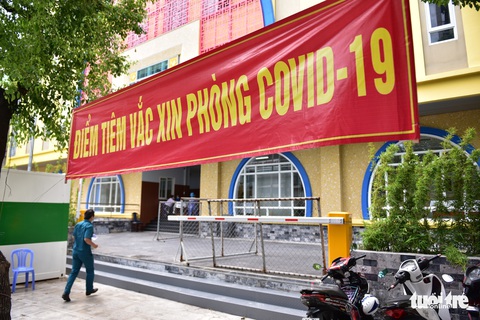 Nhiều người dân TP.HCM vui mừng được tiêm vắc xin COVID-19 - Ảnh 8. Nhiều người dân TP.HCM vui mừng được tiêm vắc xin COVID-19 - Ảnh 8.