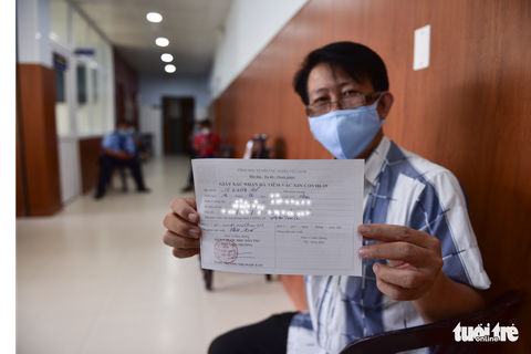 Nhiều người dân TP.HCM vui mừng được tiêm vắc xin COVID-19 - Ảnh 11. Nhiều người dân TP.HCM vui mừng được tiêm vắc xin COVID-19 - Ảnh 11.
