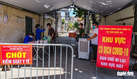 Phun khử khuẩn toàn bộ thị trấn Quốc Oai, Hà Nội vì chùm ca bệnh phức tạp - Ảnh 2. Phun khử khuẩn toàn bộ thị trấn Quốc Oai, Hà Nội vì chùm ca bệnh phức tạp - Ảnh 2.