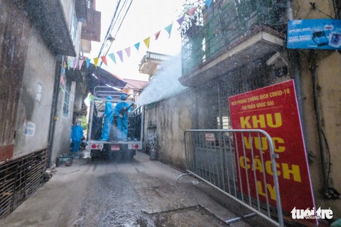 Phun khử khuẩn toàn bộ thị trấn Quốc Oai, Hà Nội vì chùm ca bệnh phức tạp - Ảnh 1. Phun khử khuẩn toàn bộ thị trấn Quốc Oai, Hà Nội vì chùm ca bệnh phức tạp - Ảnh 1.