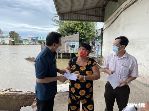 Sạt lở bờ sông rạch Cái Sắn, bí thư tỉnh ủy đến hiện trường - Ảnh 1. Sạt lở bờ sông rạch Cái Sắn, bí thư tỉnh ủy đến hiện trường - Ảnh 1.