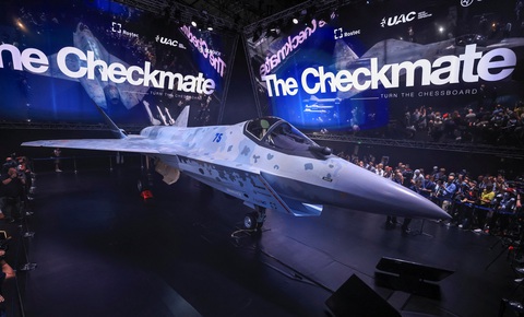 Ông Putin thị sát tiêm kích tàng hình Chiếu tướng có thể cạnh tranh F-35 của Mỹ - Ảnh 2. Ông Putin thị sát tiêm kích tàng hình Chiếu tướng có thể cạnh tranh F-35 của Mỹ - Ảnh 2.