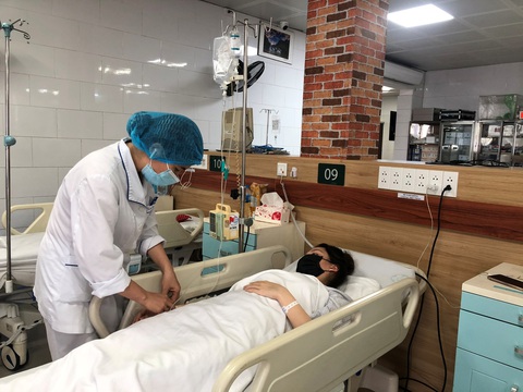 Cảnh báo ngộ độc do tự dùng thuốc hạ sốt chữa bệnh COVID-19 theo mạng xã hội - Ảnh 1. Cảnh báo ngộ độc do tự dùng thuốc hạ sốt chữa bệnh COVID-19 theo mạng xã hội - Ảnh 1.