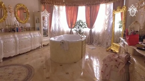 Đại tá Nga bị bắt vì tình nghi nhận hối lộ, trong nhà xài toilet bằng vàng - Ảnh 1. Đại tá Nga bị bắt vì tình nghi nhận hối lộ, trong nhà xài toilet bằng vàng - Ảnh 1.