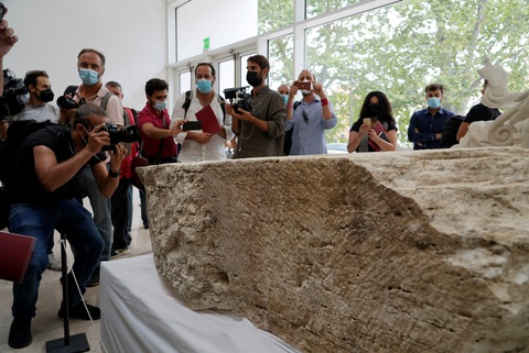 Phát hiện phiến đá hiếm đánh dấu ranh giới của thành phố Rome - Ảnh 1. Phát hiện phiến đá hiếm đánh dấu ranh giới của thành phố Rome - Ảnh 1.