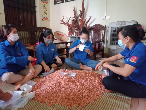 Gần 1.500 tấn nhu yếu phẩm của Thanh Hóa lên tàu biển vào hỗ trợ người dân TP.HCM - Ảnh 2. Gần 1.500 tấn nhu yếu phẩm của Thanh Hóa lên tàu biển vào hỗ trợ người dân TP.HCM - Ảnh 2.