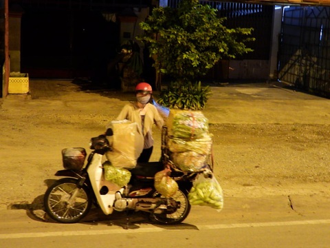 Đóng chợ đầu mối, nông sản được mua bán ngay trên đường - Ảnh 6. Đóng chợ đầu mối, nông sản được mua bán ngay trên đường - Ảnh 6.