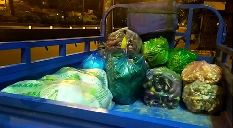 Đóng chợ đầu mối, nông sản được mua bán ngay trên đường - Ảnh 4. Đóng chợ đầu mối, nông sản được mua bán ngay trên đường - Ảnh 4.