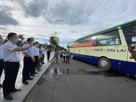 Sáng nay Quảng Nam đưa xe vào TP.HCM đón người dân về quê - Ảnh 2. Sáng nay Quảng Nam đưa xe vào TP.HCM đón người dân về quê - Ảnh 2.
