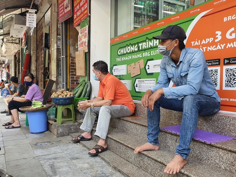 Người dân khó khăn vẫn phải đợi Hà Nội ban hành chính sách - Ảnh 1. Người dân khó khăn vẫn phải đợi Hà Nội ban hành chính sách - Ảnh 1.
