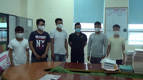 Bắt 6 bị can trong đường dây dùng 5 tấn phôi sản xuất văn bằng, giấy tờ giả - Ảnh 1. Bắt 6 bị can trong đường dây dùng 5 tấn phôi sản xuất văn bằng, giấy tờ giả - Ảnh 1.