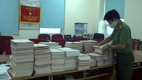 Bắt 6 bị can trong đường dây dùng 5 tấn phôi sản xuất văn bằng, giấy tờ giả - Ảnh 2. Bắt 6 bị can trong đường dây dùng 5 tấn phôi sản xuất văn bằng, giấy tờ giả - Ảnh 2.