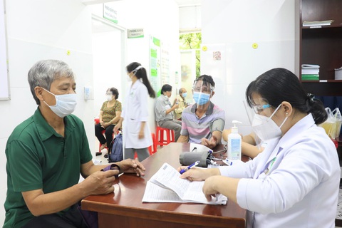 TP.HCM bắt đầu tiêm hơn 930.000 liều vắc xin đợt 5 cho 15 nhóm đối tượng ưu tiên - Ảnh 2. TP.HCM bắt đầu tiêm hơn 930.000 liều vắc xin đợt 5 cho 15 nhóm đối tượng ưu tiên - Ảnh 2.