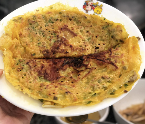 Cô giáo ở nhà nấu bún riêu thịt heo, làm bánh cuốn làm từ bánh tráng khô - Ảnh 8. Cô giáo ở nhà nấu bún riêu thịt heo, làm bánh cuốn làm từ bánh tráng khô - Ảnh 8.