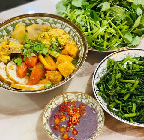 Cô giáo ở nhà nấu bún riêu thịt heo, làm bánh cuốn làm từ bánh tráng khô - Ảnh 1. Cô giáo ở nhà nấu bún riêu thịt heo, làm bánh cuốn làm từ bánh tráng khô - Ảnh 1.