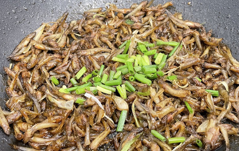 Cô giáo ở nhà nấu bún riêu thịt heo, làm bánh cuốn làm từ bánh tráng khô - Ảnh 6. Cô giáo ở nhà nấu bún riêu thịt heo, làm bánh cuốn làm từ bánh tráng khô - Ảnh 6.