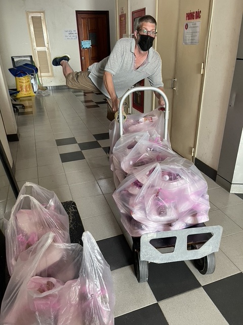 Chàng tây gánh bếp từ thiện cho người nghèo - Ảnh 1. Chàng tây gánh bếp từ thiện cho người nghèo - Ảnh 1.