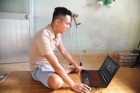 Chuyện thiện nguyện của chàng YouTuber ‘một chân’ - Ảnh 2. Chuyện thiện nguyện của chàng YouTuber ‘một chân’ - Ảnh 2.