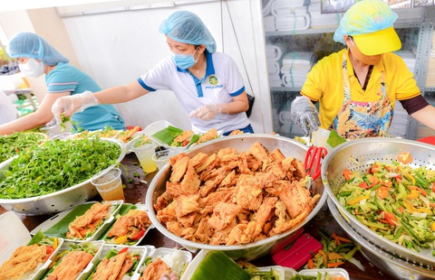Nữ tỷ phú hỗ trợ nóng hơn 70 tỷ đồng cho những ngày giãn cách ở TP. Hồ Chí Minh - Ảnh 2. Nữ tỷ phú hỗ trợ nóng hơn 70 tỷ đồng cho những ngày giãn cách ở TP. Hồ Chí Minh - Ảnh 2.
