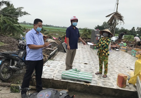 Dông lốc bất ngờ quét sập hàng chục căn nhà, 15 người bị thương ở Kiên Giang - Ảnh 1. Dông lốc bất ngờ quét sập hàng chục căn nhà, 15 người bị thương ở Kiên Giang - Ảnh 1.