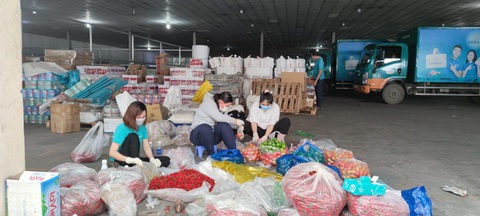12 ngày, TP.HCM tổ chức 866 lượt xe lưu động bán 415 tấn thực phẩm, 120.700 quả trứng - Ảnh 1. 12 ngày, TP.HCM tổ chức 866 lượt xe lưu động bán 415 tấn thực phẩm, 120.700 quả trứng - Ảnh 1.
