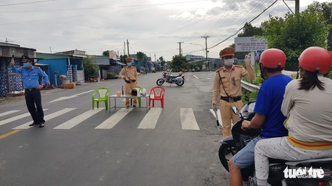 Lợi dụng thẻ cán bộ của người thân; mang theo bao gạo, bánh mì... để được ra đường - Ảnh 1. Lợi dụng thẻ cán bộ của người thân; mang theo bao gạo, bánh mì... để được ra đường - Ảnh 1.