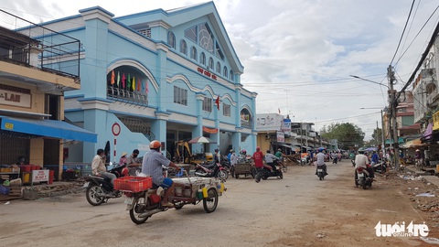 Lợi dụng thẻ cán bộ của người thân; mang theo bao gạo, bánh mì... để được ra đường - Ảnh 2. Lợi dụng thẻ cán bộ của người thân; mang theo bao gạo, bánh mì... để được ra đường - Ảnh 2.