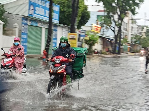 Áp thấp nhiệt đới liên tục đổi hướng, mưa dông diện rộng ở Bắc Bộ - Ảnh 1. Áp thấp nhiệt đới liên tục đổi hướng, mưa dông diện rộng ở Bắc Bộ - Ảnh 1.