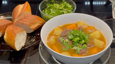 Đạo diễn Namcito nấu bò sốt vang, chấm bánh mì thơm ngon khó cưỡng - Ảnh 3. Đạo diễn Namcito nấu bò sốt vang, chấm bánh mì thơm ngon khó cưỡng - Ảnh 3.