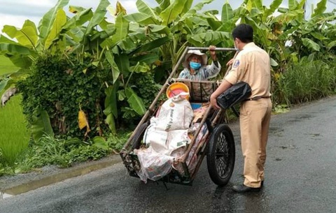 Bà cụ đi nhặt ve chai giữa lúc giãn cách, CSGT khuyên cụ về nhà, còn tặng tiền, mì - Ảnh 1. Bà cụ đi nhặt ve chai giữa lúc giãn cách, CSGT khuyên cụ về nhà, còn tặng tiền, mì - Ảnh 1.