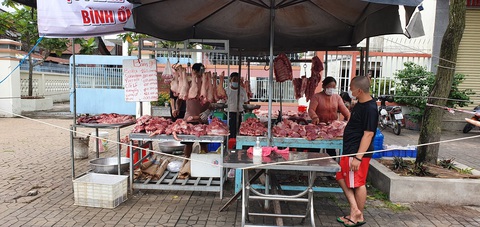 Cần Thơ mang chợ ra phố, Sóc Trăng hàng nhiều, giá không biến động - Ảnh 1. Cần Thơ mang chợ ra phố, Sóc Trăng hàng nhiều, giá không biến động - Ảnh 1.