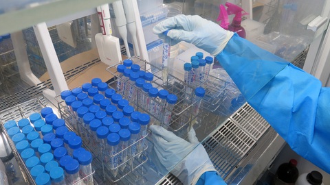 Bên trong phòng xét nghiệm container tìm virus SARS-CoV-2 - Ảnh 5. Bên trong phòng xét nghiệm container tìm virus SARS-CoV-2 - Ảnh 5.