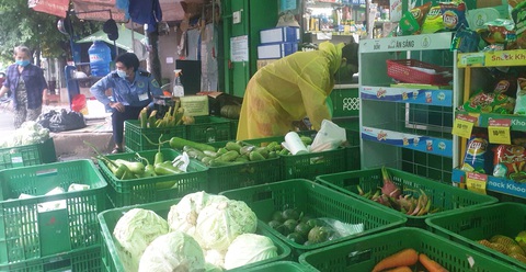 Dân đội mưa đi siêu thị, nhiều mặt hàng tươi sống đã đỡ thiếu hụt, giá cả dần hạ nhiệt - Ảnh 3. Dân đội mưa đi siêu thị, nhiều mặt hàng tươi sống đã đỡ thiếu hụt, giá cả dần hạ nhiệt - Ảnh 3.