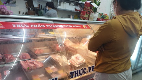 Dân đội mưa đi siêu thị, nhiều mặt hàng tươi sống đã đỡ thiếu hụt, giá cả dần hạ nhiệt - Ảnh 2. Dân đội mưa đi siêu thị, nhiều mặt hàng tươi sống đã đỡ thiếu hụt, giá cả dần hạ nhiệt - Ảnh 2.
