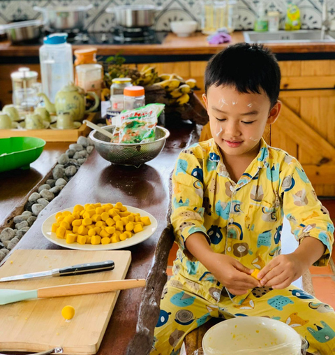 Lê Bê La hướng dẫn món chè bí đỏ, kem bơ khiến trẻ con mê tít - Ảnh 1. Lê Bê La hướng dẫn món chè bí đỏ, kem bơ khiến trẻ con mê tít - Ảnh 1.